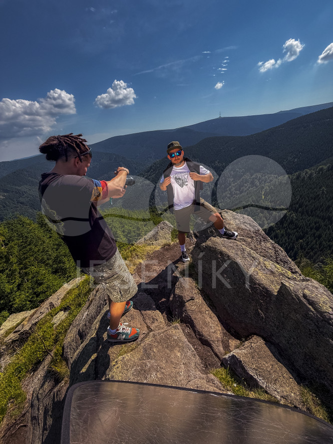 Kluci fotící se na skále