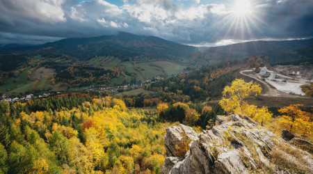 Skály na Smrčníku s lomem Omya v pozadí