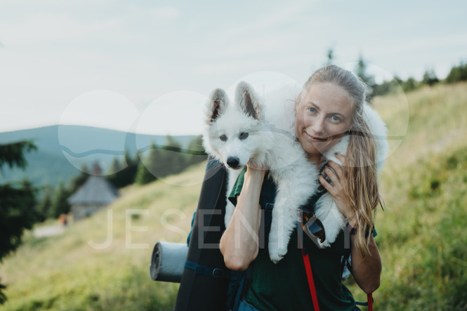 Turistka se štěnětem na Vřesové studánce 