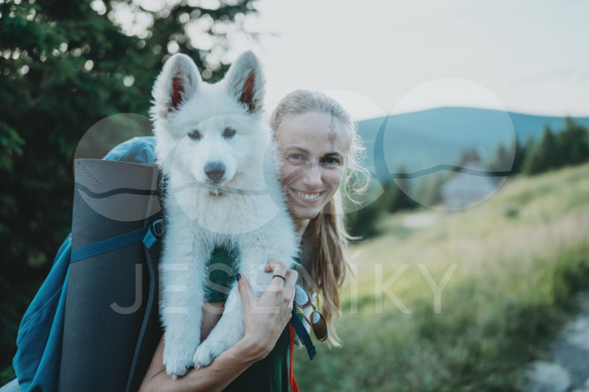 Turistka se štěnětem na Vřesové studánce 