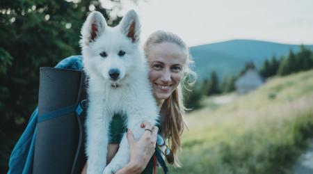 Turistka se štěnětem na Vřesové studánce 