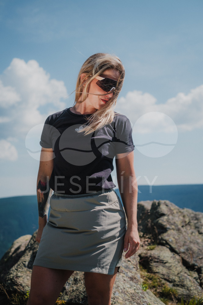 Žena na skále