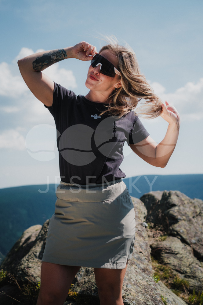 Žena na skále