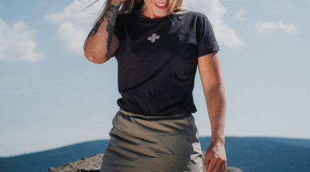 Žena na skále