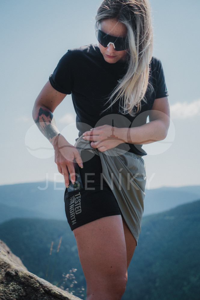 Žena na skále