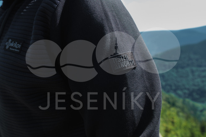 Záběr na mikinu