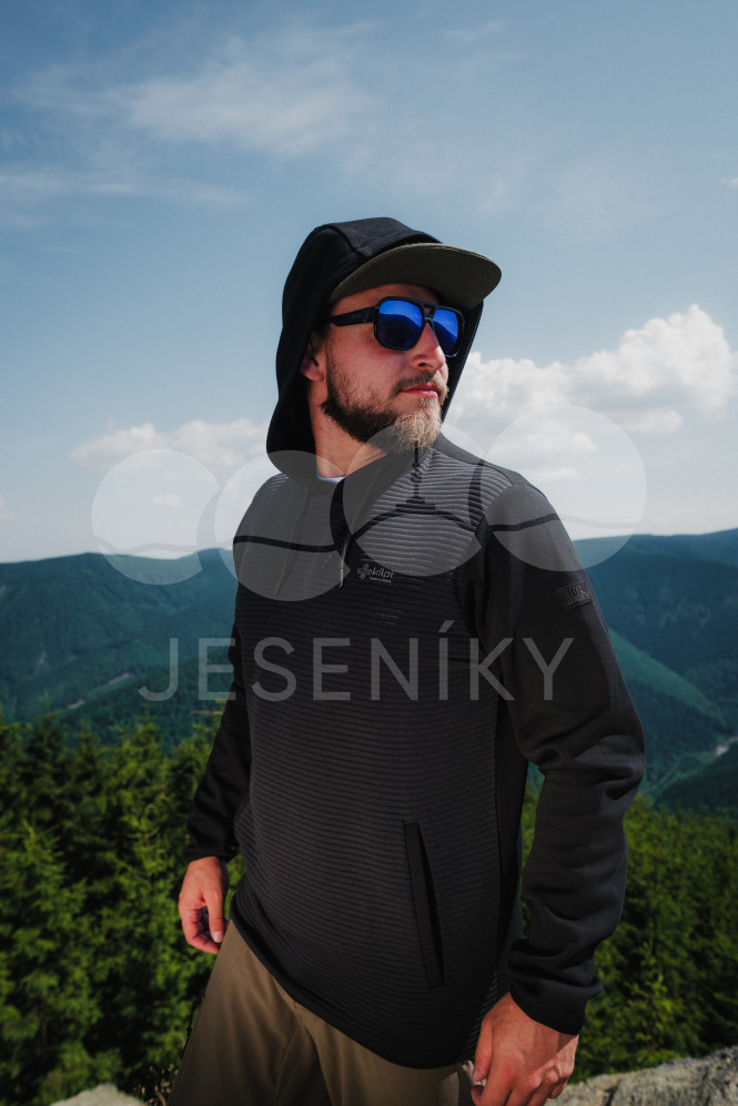 Pán v černé mikině