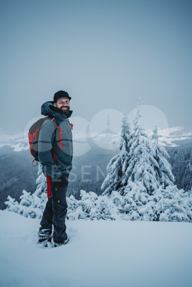 Turista u chaty Jiřího na Šeráku