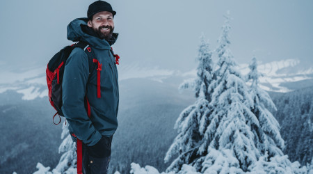 Turista u chaty Jiřího na Šeráku