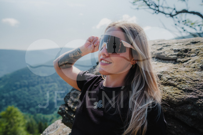 Žena na skále