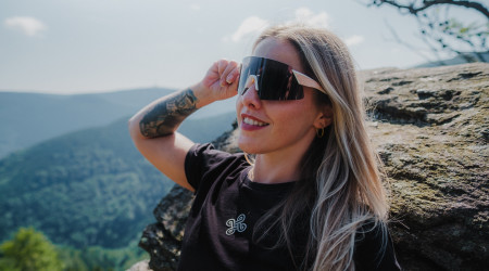 Žena na skále