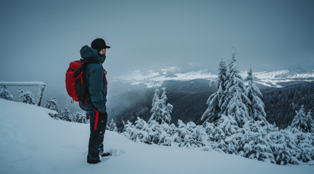 Turista na výhledu u chaty na Šeráku