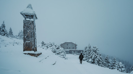 Turista kráčející směrem k chatě na Šeráku