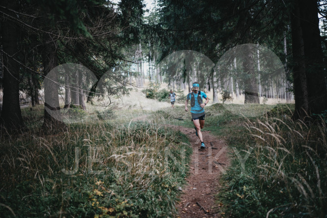 Běžec na závodě v Rychlebských horách 