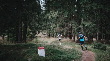 Běžci na závodě v Rychlebských horách 