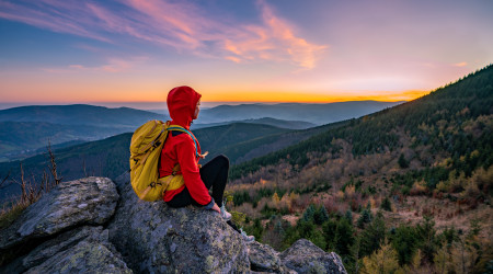 Turistka čekající na východ slunce v Jeseníkách