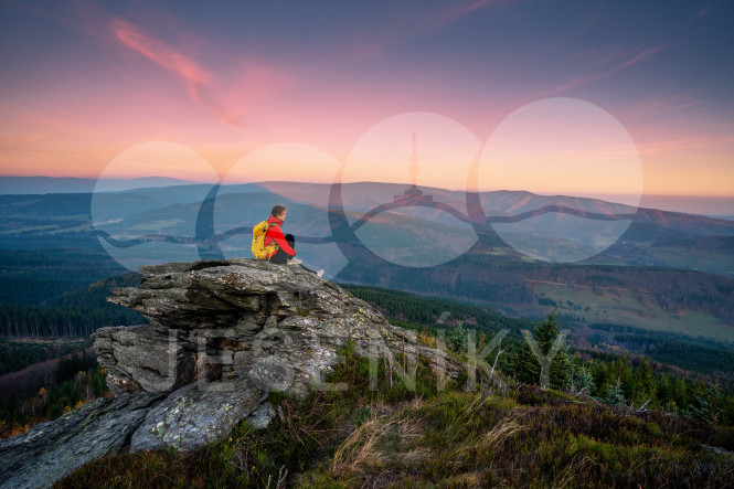 Sedící turistka na Obřích skalách