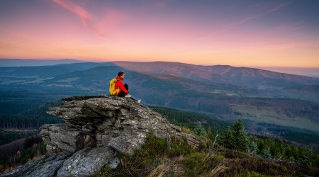 Sedící turistka na Obřích skalách