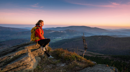 Turistka před východem slunce