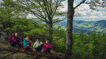 Smějící se ženy na výletě v Rychlebských horách