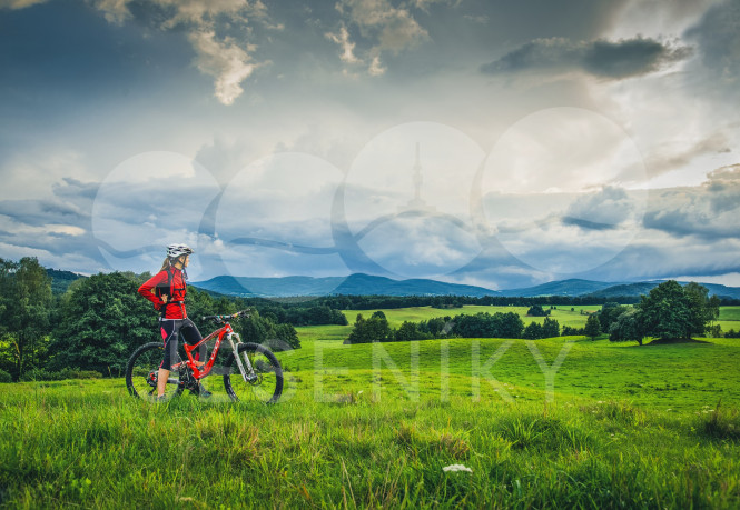 Cyklista se rozhlíží do krajiny