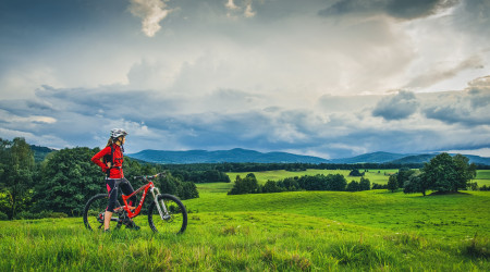 Cyklista se rozhlíží do krajiny