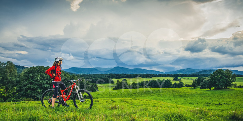 Cyklista se rozhlíží do krajiny