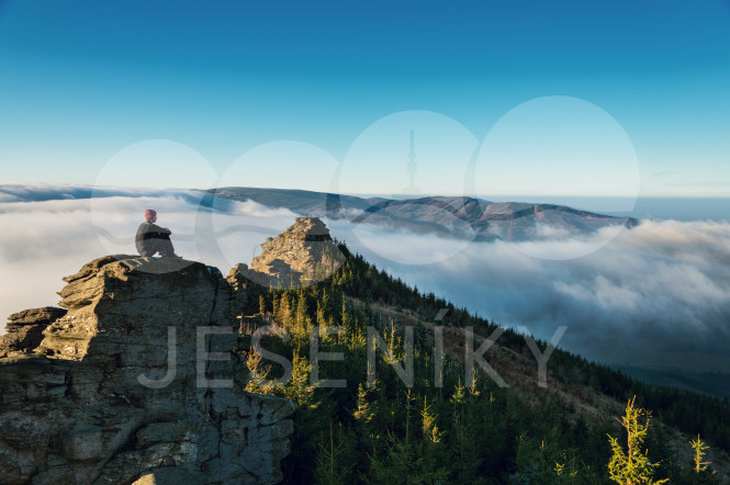 Turista na skalách