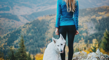 Žena se psem v horách